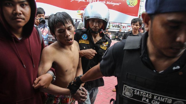 Sebanyak 448 narapidana yang kabur dari Rutan Pekanbaru, 312 di antaranya telah tertangkap. Sementara sisanya masih buron.