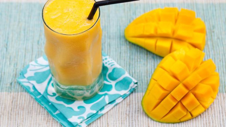 mangga Fresh tropical fruit smoothie mango juice and fresh mango on a outdoor tropical background Copy space