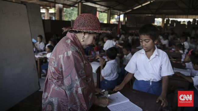 Hari Guru Sedunia diperingati setiap 5 Oktober. Kali ini, 'hak atas pendidikan berarti hak atas guru berkualitas' menjadi tema yang dipilih.
