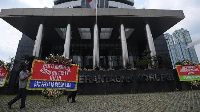 Politikus Partai Golkar Muhammad Misbakhun tidak gentar dengan usulannya yang meminta agar Komisi III DPR tidak membahas anggaran Polri dan KPK periode 2018.