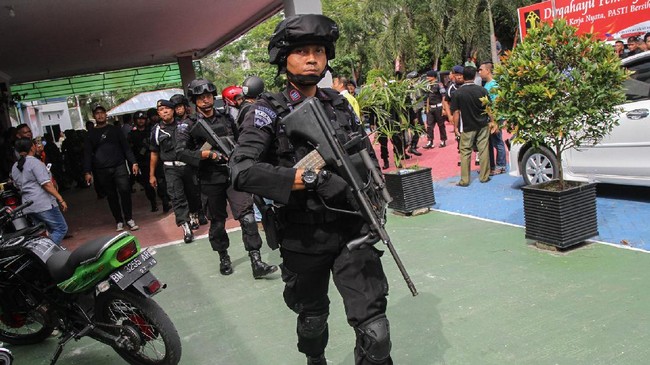 Kapolda Riau Irjen Pol Zulkarnain Adinegara mengatakan sudah menyebar puluhan penembak jitu dari Brimob di jalur mudik guna mengantisipasi teror.