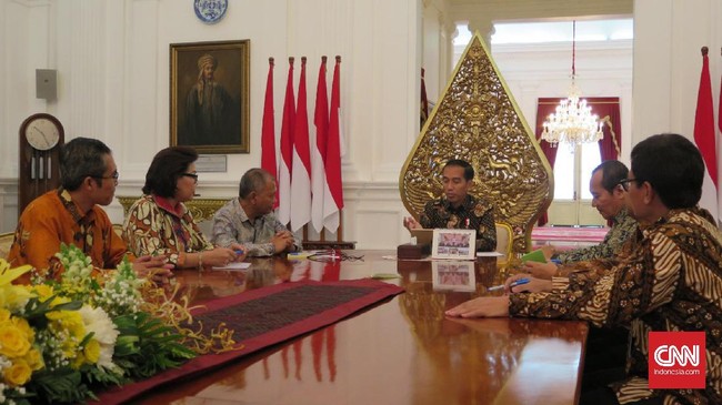 Empat pimpinan KPK Agus Rahardjo, Basaria Pandjaitan, Saud Situmorang, dan Alexander Marwata menemui Presiden Jokowi hari ini. Belum diketahui tujuan mereka.