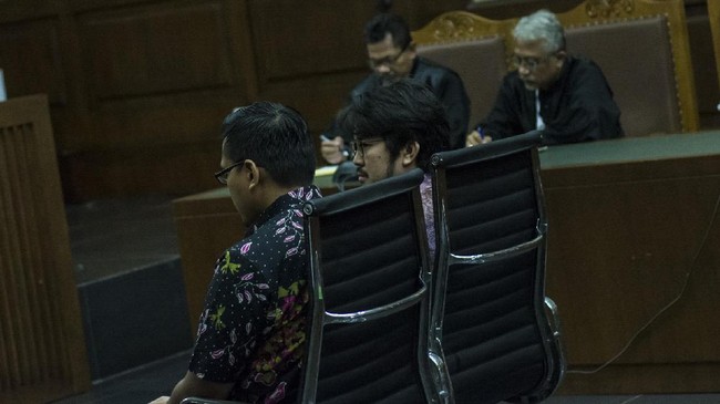 Vonis hakim lebih ringan dari tuntutan jaksa. Hakim juga mengabulkan permohonan justice collaborator yang diajukan kedua terdakwa.