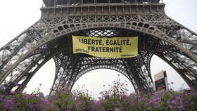 Protes Program Le Pen, Aktivis Pasang Poster di Menara Eiffel