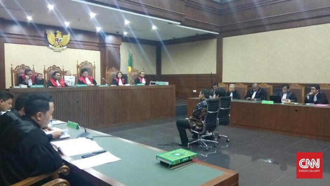 Petinggi PT Rohde & Schwarz Erwin Sya'af Arief didakwa menyuap anggota DPR dari Fraksi Golkar Fayakhun Andriadi US$911 Ribu agar anggaran di Bakamla dinaikkan