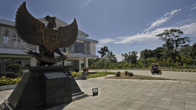 Pengendara sepeda motor melintasi lambang Garuda Pancasila di Pos Lintas Batas Negara (PLBN) Skouw di Distrik Muara Tami, Jayapura, Rabu (3/5). ANTARA FOTO/Wahyu Putro A/17.