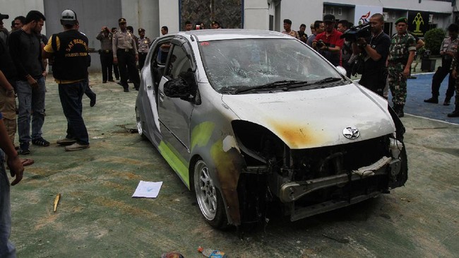 Polisi mengamankan dua dari tiga pencuri yang mobilnya diamuk massa di Paseban Raya, sedangkan satu pelaku lain melarikan diri.