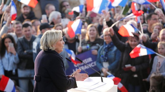 Marine Le Pen berjanji akan merombak partainya dan menjadi oposisi utama pemerintahan, menyusul kekalahan atas Emmanuel Macron dalam pemilu presiden Perancis.