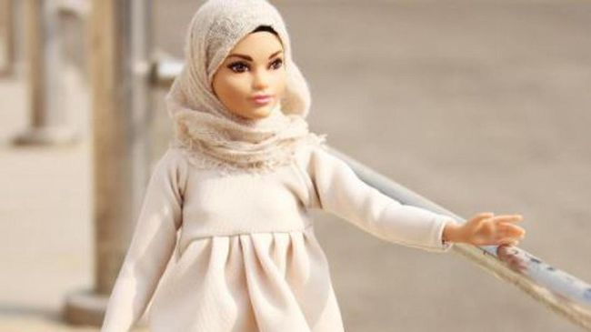 Banyak pihak independen merancang berbagai penampilan boneka Barbie termasuk, yang kini sedang populer di internet, menggunakan hijab.
