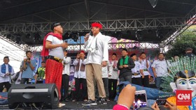 Aksi Jenaka Sandiaga Saat Berbalas Pantun di Palang Pintu