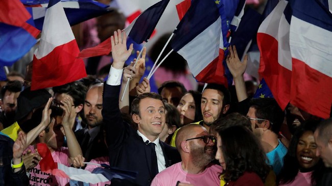 Emmanuel Macron resmi menjabat sebagai Presiden Perancis setelah menghadiri upacara pelantikan pada Minggu (14/5).