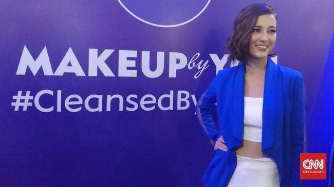 Mengaku punya kulit sensitif, Julie Estelle pun harus rajin bersihkan alat riasnya untuk menghindari jerawat.