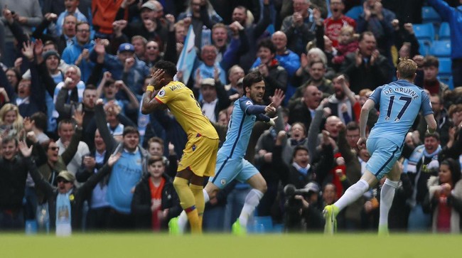 Gelandang Manchester City, David Silva, menjebol gawang Crytal Palace lewat tendangan first time menyambut bola muntah di dalam kotak penalti.