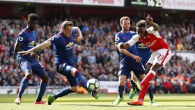 Foto: Meriam London Hancurkan Setan Merah