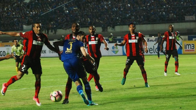 Pelatih Persipura Jayapura, Wanderley Junior, meminta Boaz Solossa dkk tampil sabar dan cerdik saat menjamu PSM Makassar di Stadion Mandala, Rabu (27/9).