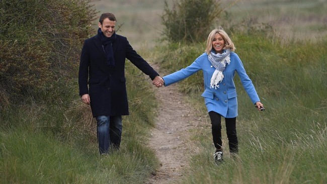 Beda usia 25 tahun tidak membuat Presiden terpilih Perancis, Emmanuel Macron, ciut mengejar cinta Brigitte Trogneux, gurunya semasa SMA.