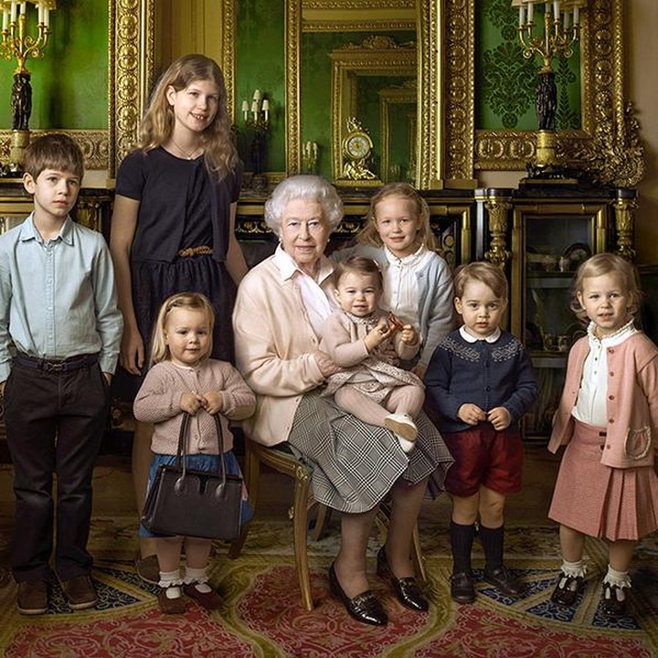 <p>Salah satu hal yang bikin Mia menarik perhatian publik yakni saat di sesi foto ultah Ratu Elizabeth ke-90, Mia berpose dengan membawa tas jinjing. Mia juga berfoto bersama Savannah Phillips, Isla Phillips, Pangeran George, Putri Charlotte, Lady Louise, dan Viscount James. (Foto: Instagram/ @britishroyalfamily)</p>