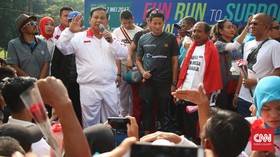 Warga Beri Bunga Kertas, Sandi Harap Bisa Bantu Pengrajin