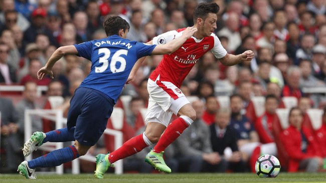 Arsenal akan menghadapi Manchester United di Stadion Emirates, Sabtu (2/12). Duel ini penting bagi kedua tim dalam perburuan titel Liga Primer Inggris.