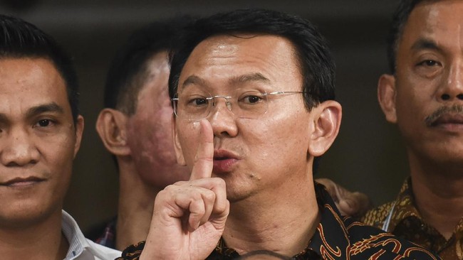 Menteri BUMN Erick Thohir menodong Ahok mengurangi impor migas usai ditunjuk sebagai Komut Pertamina.