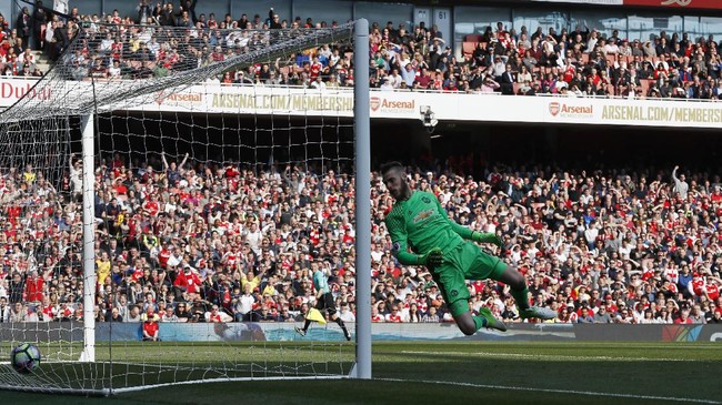 Manajer 'Setan Merah' Jose Mourinho menegaskan bahwa David de Gea belum tentu mendapatkan posisi inti di tim Manchester United musim depan.