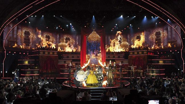 LOS ANGELES, CA - MAY 07: Actors Rebel Wilson (L) and Hailee Steinfeld (C) perform onstage during the 2017 MTV Movie And TV Awards at The Shrine Auditorium on May 7, 2017 in Los Angeles, California.   Kevin Winter/Getty Images/AFP