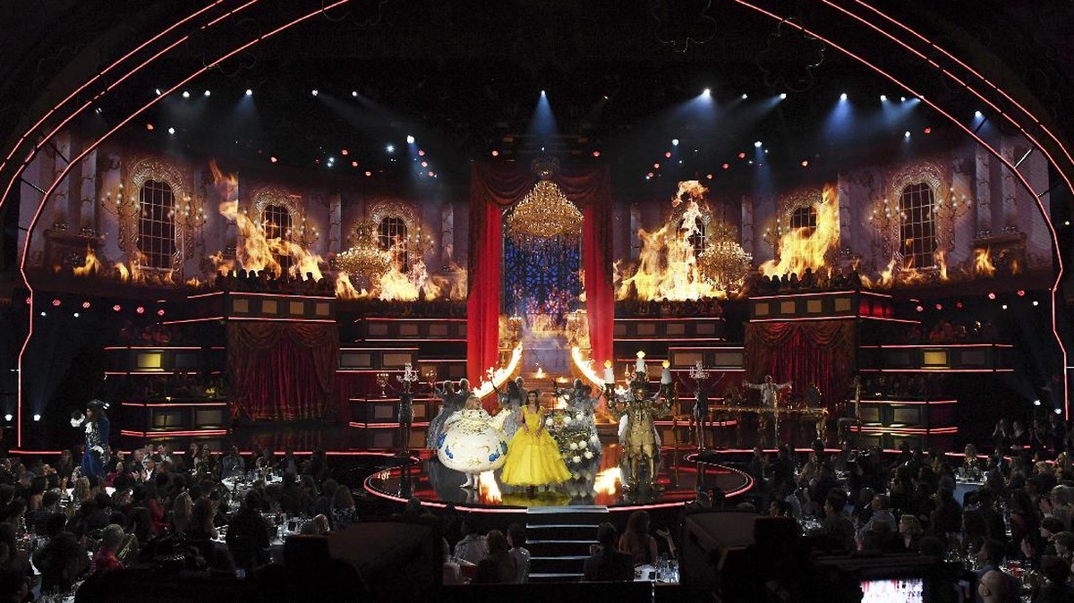 Menonton Keseruan MTV Movie & TV Awards