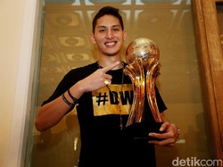 Daniel Wenas Gandeng Josephine Firmstone saat Kondangan Cucu Soeharto