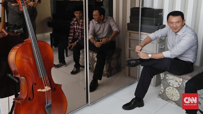 Ahok menyebut pemerintah adalah preman resmi yang 'memalak' swasta untuk mau membiayai pembangunan fasilitas umum meski menuai kritik.