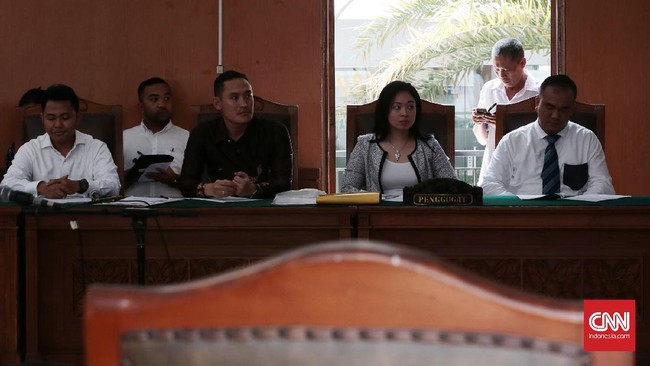 Sidang perdana praperadilan menggugat status tersangka Miryam Haryani, tak dihadiri KPK. 