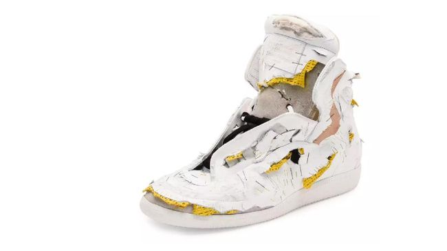 Bisakah sepatu robek jadi tren? Rumah mode Maison Margiela membuktikannya dengan sepatu kets seharga Rp20 juta!