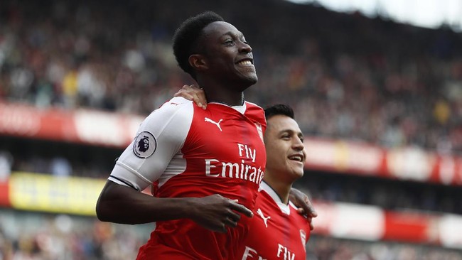 Penyerang Arsenal Danny Welbeck tetap melakukan selebrasi setelah sukses mencetak gol ke gawang klub yang pernah melambungkan kariernya, Manchester United.