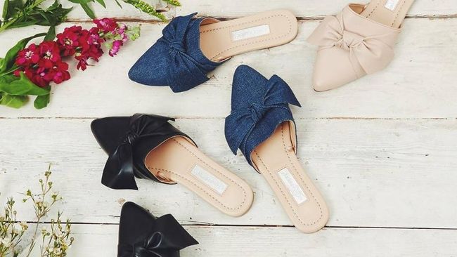 Para pecinta belanja sedang dihebohkan dengan model sandal baru. Desainnya diduga terinspirasi rumah mode Prada.