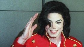 Sepatu Debut 'Moonwalk' Michael Jackson Bakal Dilelang