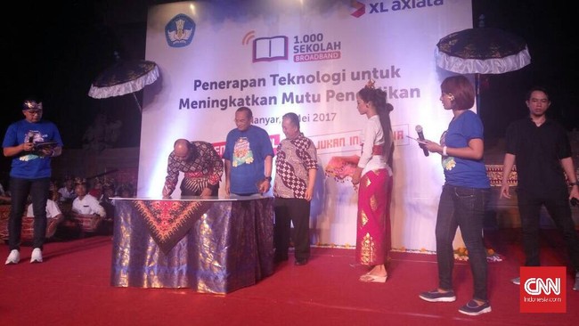 Program 1000 Sekolah Broadband khusus menyasar SMA dan SMK merupakan kerjasama XL Axiata dan Dirjen Pendidikan Dasar dan Menengah, Kemendikbud.