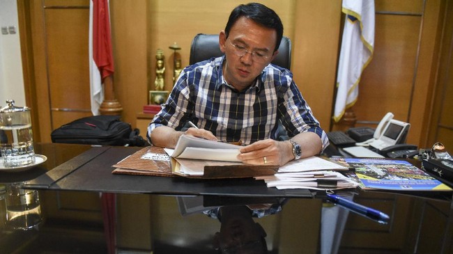 Stafsus BUMN Arya Sinulingga memastikan Ahok mulai bertugas usai RUPS Pertamina pada Senin (24/11).
