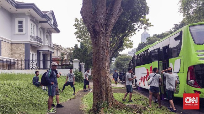 Bos rombongan Timnas U-22 mengalami mogok di tengah jalan dari tempat latihan menuju hotel di Karawaci. Sebanyak lima pemain ikut mobil tim CNNIndonesia.com.