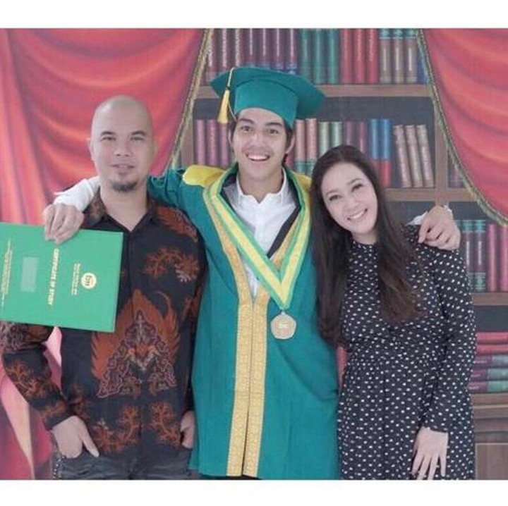 <p>Pada Mei 2017, Maia dan Ahmad Dhani berpose bersama saat menghadiri wisuda El Rumi. [Foto: Instagram @elelrumi]</p>