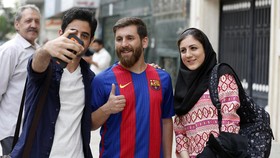 FOTO: Gerak-gerik Pemuda Iran yang Mirip Messi