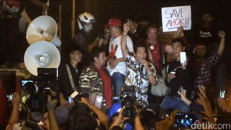 Anton Medan berorasi di depan massa pendukung Ahok di depan Rutan Cipinang. Anton Medan berorasi di depan massa pendukung Ahok di depan Rutan Cipinang.