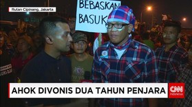 Pendukung Ahok Bertahan di Depan Rutan Cipinang