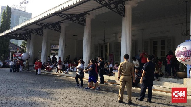 Petugas menduga wanita tersebut mengalami gangguan jiwa karena kerap bicara tidak jelas. Namun petugas mewaspadai karena wanita itu membawa bensin.