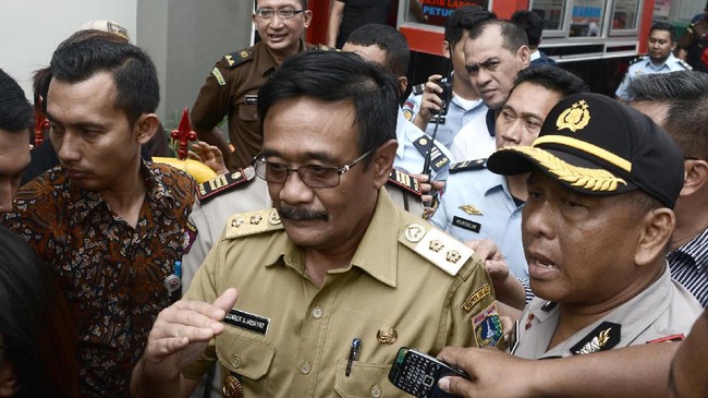 Gubernur DKI Jakarta menyetujui raperda untuk kenaikan tunjangan anggota dewan, namun perlu dibahas kembali persoalan tunjangan transportasi dan tenaga ahli.