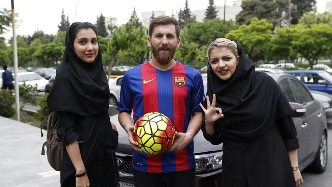 Reza Parastesh nyaris dipenjara lantaran dianggap menganggu keterbitan umum karena wajahnya sangat mirip dengan bintang Barcelona, Lionel Messi.
