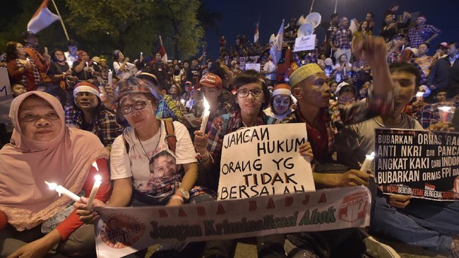 Djarot Saiful Hidayat meminta pendukung Ahok tidak bertindak anarkis. Ia berkata, upaya membebaskan Ahok harus disalurkan melalui prosedur hukum.