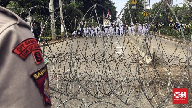 Teriakan kata-kata takbir yang biasa diserukan saat melakukan aksi unjuk rasa langsung terdengar di depan Gedung Kementerian Pertanian, Ragunan.