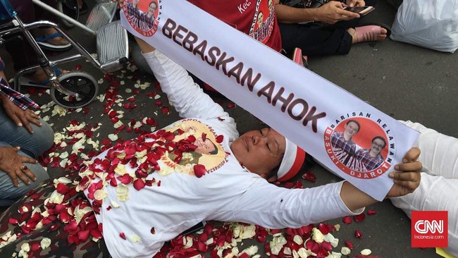 Djarot Saiful Hidayat akan menjamin dirinya jika penahanan Ahok bisa ditangguhkan. Djarot berjanji memastikan Ahok mematuhi aturan.