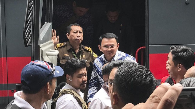 Ahok dicecar 20 pertanyaan oleh penyidik Polda Metro Jaya soal kebijakannya saat menjadi Gubernur DKI Jakarta terkait reklamasi di Teluk Jakarta. 
