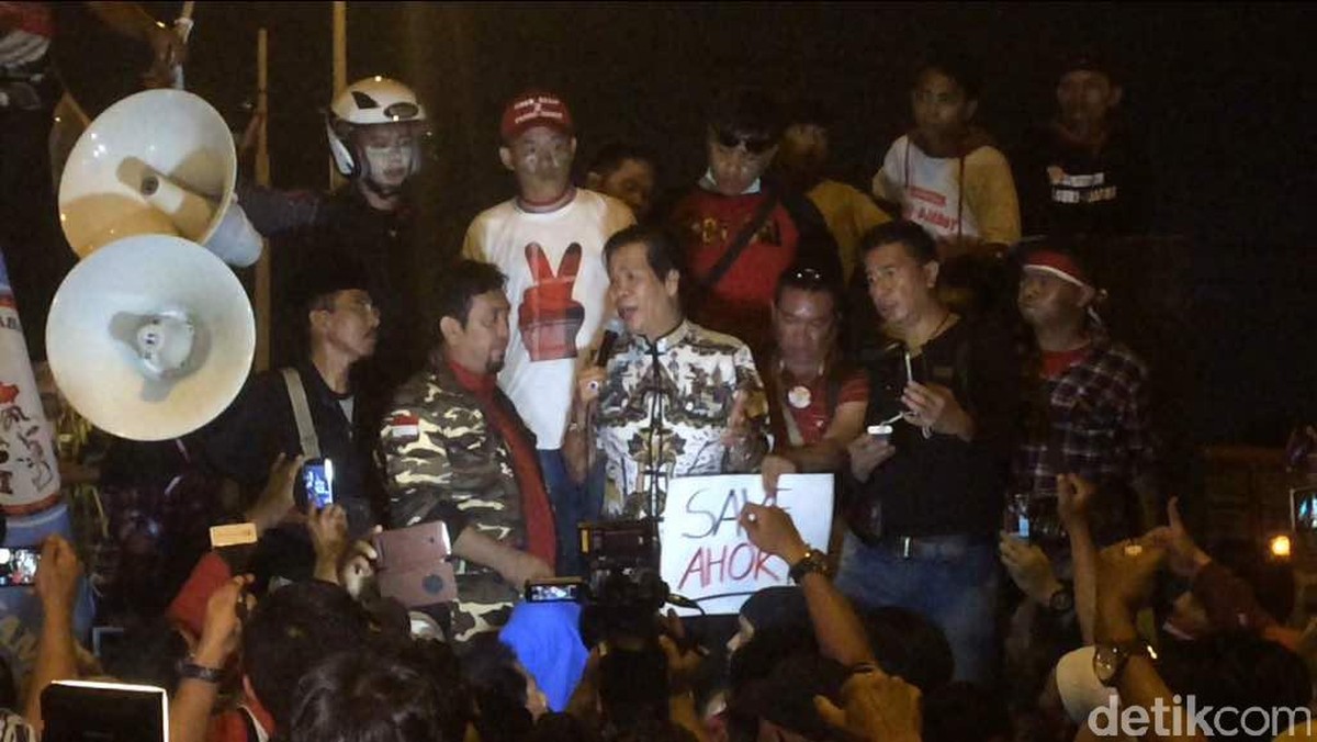 Anton Medan berorasi di depan massa pendukung Ahok di depan Rutan Cipinang&period;