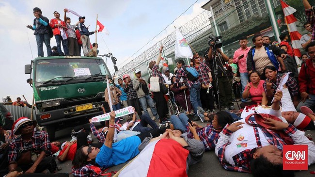 Massa pendukung Ahok mulai menyalakan lilin di gerbang Rutan Cipinang, sebagai bentuk dukungan kepada Ahok. Karangan bunga juga mulai berdatangan ke Rutan.